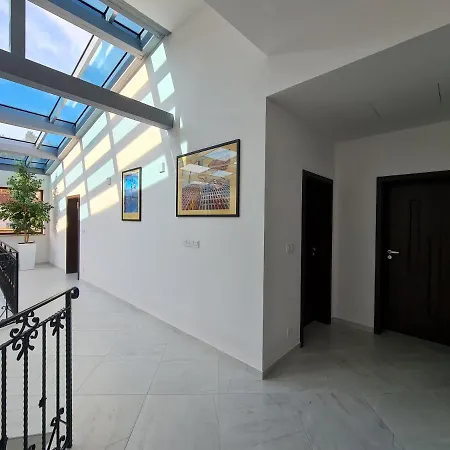 Atrium-accomm Bed & Breakfast *